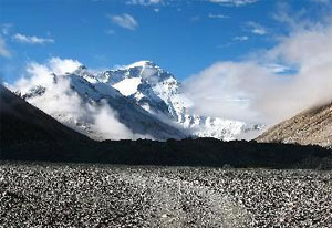 Das Tibet Everest Base Camp Trekking ist einer der populrsten Trekkingpfade Tibets. Er bietet Ausblicke der Superlative einschlielich Mt. Everest, ppiger Tler, wunderschner Landschaft und Klster. Die Tour bringt Sie so nahe an den Gipfel des Everest heran wie ein Nicht-Kletterer nur kommen kann. Dieses Abenteuer, der hchstgelegene Trek der Welt, ist eine unglaubliche Tour zum Camp 3 und der Basis des Nordsattels ber den stlichen Rongbuk Gletscher. Nirgendwo anders auf diesem Planet kann man auf einem Trekkingweg solche Hhen erreichen, ohne Kletterausrstung, Eispickel oder Bergsteigerausrstung zu bentigen. Es ist aber wichtig, in guter krperlicher Verfassung zu sein fr das Tibet Everest Base Camp Trekking.<br>
Die Tour kann durchgefhrt werden mit Fly in von Kathmandu nach Lhasa oder Drive in von Kodari an der tibetischen Grenze und Flug von Chengdu nach Lhasa. Himalaya journey Treks & Expedition arrangiert die Tour von der gesamten Grenze aus, ganz abgestimmt auf Ihre Wnsche und Zeitplne. Wenn Sie fr das Trekking Kodari an der tibetischen Grenze whlen, dann geht die Reise der Hochstrae der Freundschaft folgend durch eines der bezauberndsten Landschaften der Welt. Wir passieren kleine tibetische Siedlungen, nomadische Hirten, die ber die weiten Trockenebenen ziehen und ehrfurchtgebietende Berggipfel. Ebenso faszinierend ist der Reichtum an kulturellen Sehenswrdigkeiten, und wir werden oft die Gelegenheit haben, diese Seite Tibets zu erkunden, sowohl in Lhasa als auch in anderen Stdten, die wir auf unserer Reise nach Kathmandu passieren.
.</p>
 </div>
 
  

<div>
<div class=